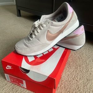 Nike Daybreak Sneakers. Size 10. Neutral Colors.